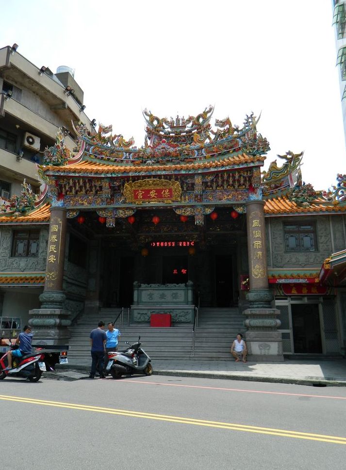 Храм по дороге к Yehliu Geopark, Тайвань