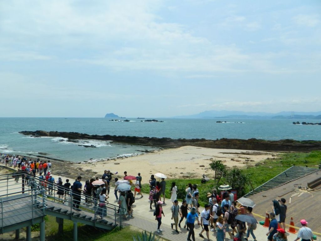 Толпы людей в Yehliu Geopark, Тайвань